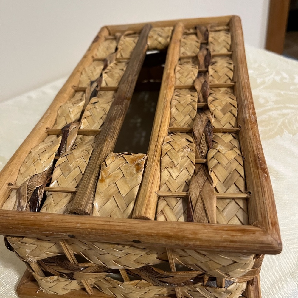 Vintage Brown Woven Tissue Holder. Great Shape.
